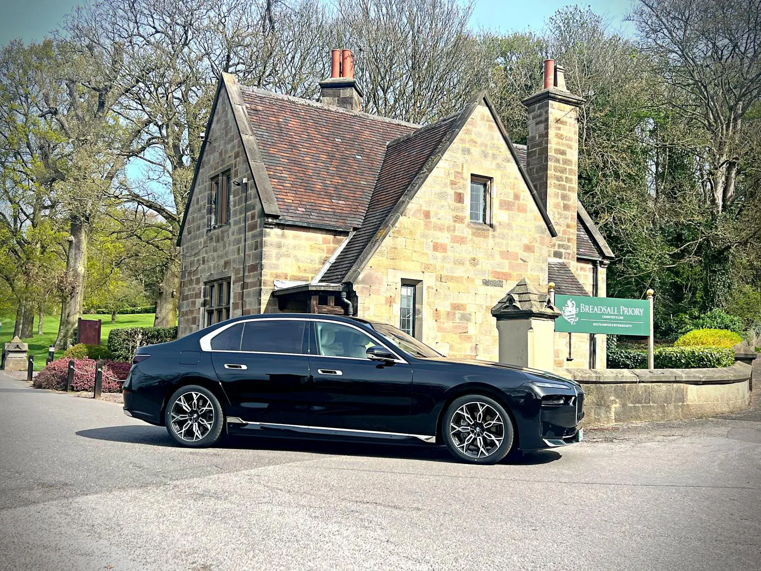 bmw-i7-luxury-chauffeur-car-breadsall-priory-derby BMW i7 electric luxury chauffeur car operated by A52 Executive Cars in Derby outside Breadsall Priory