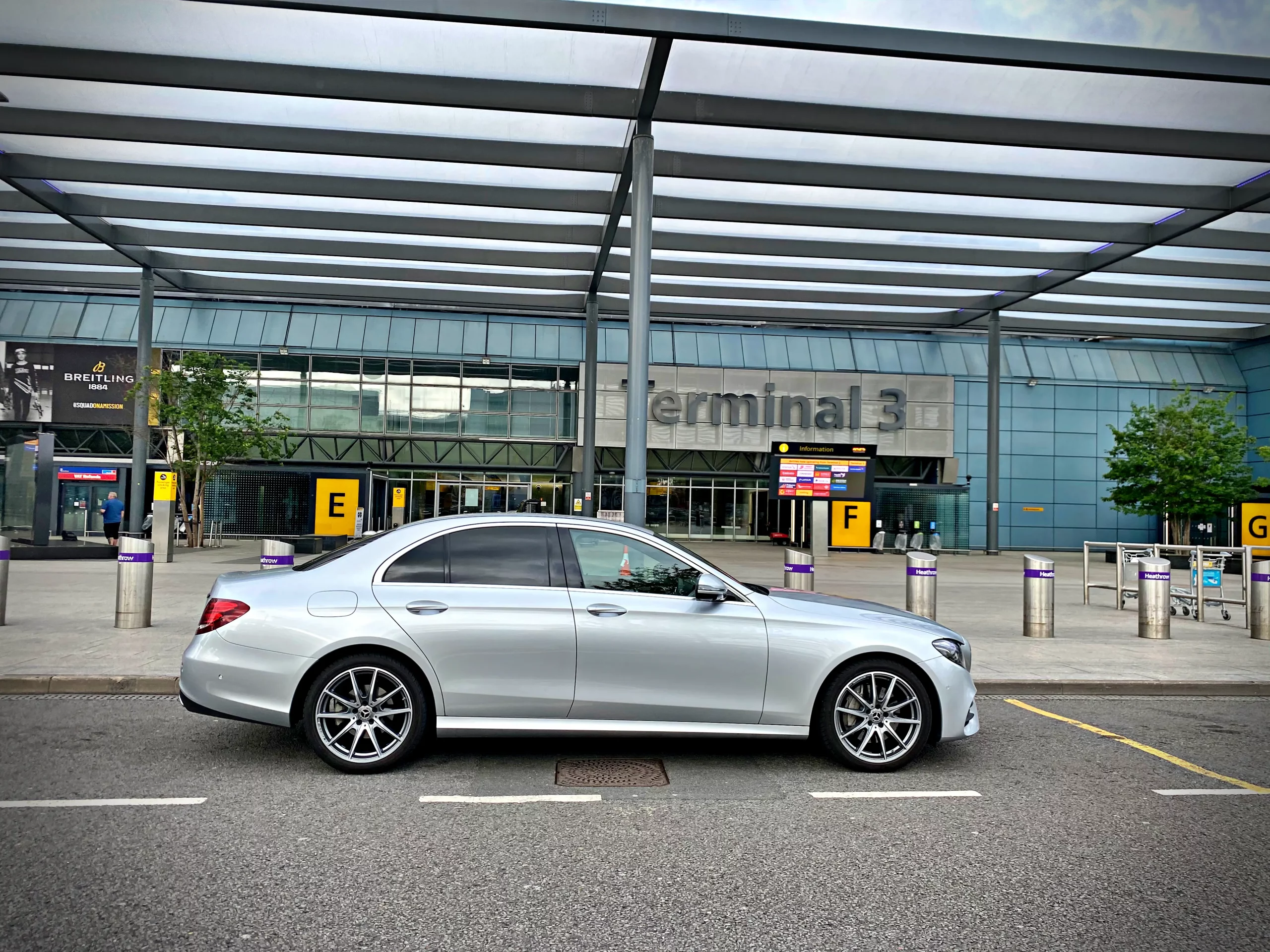 derby-heathrow-airport-chauffeur-transfer-mercedes-e-class. Mercedes E-Class chauffeur car outside Heathrow Terminal 3 for Derby to Heathrow Airport executive transfer